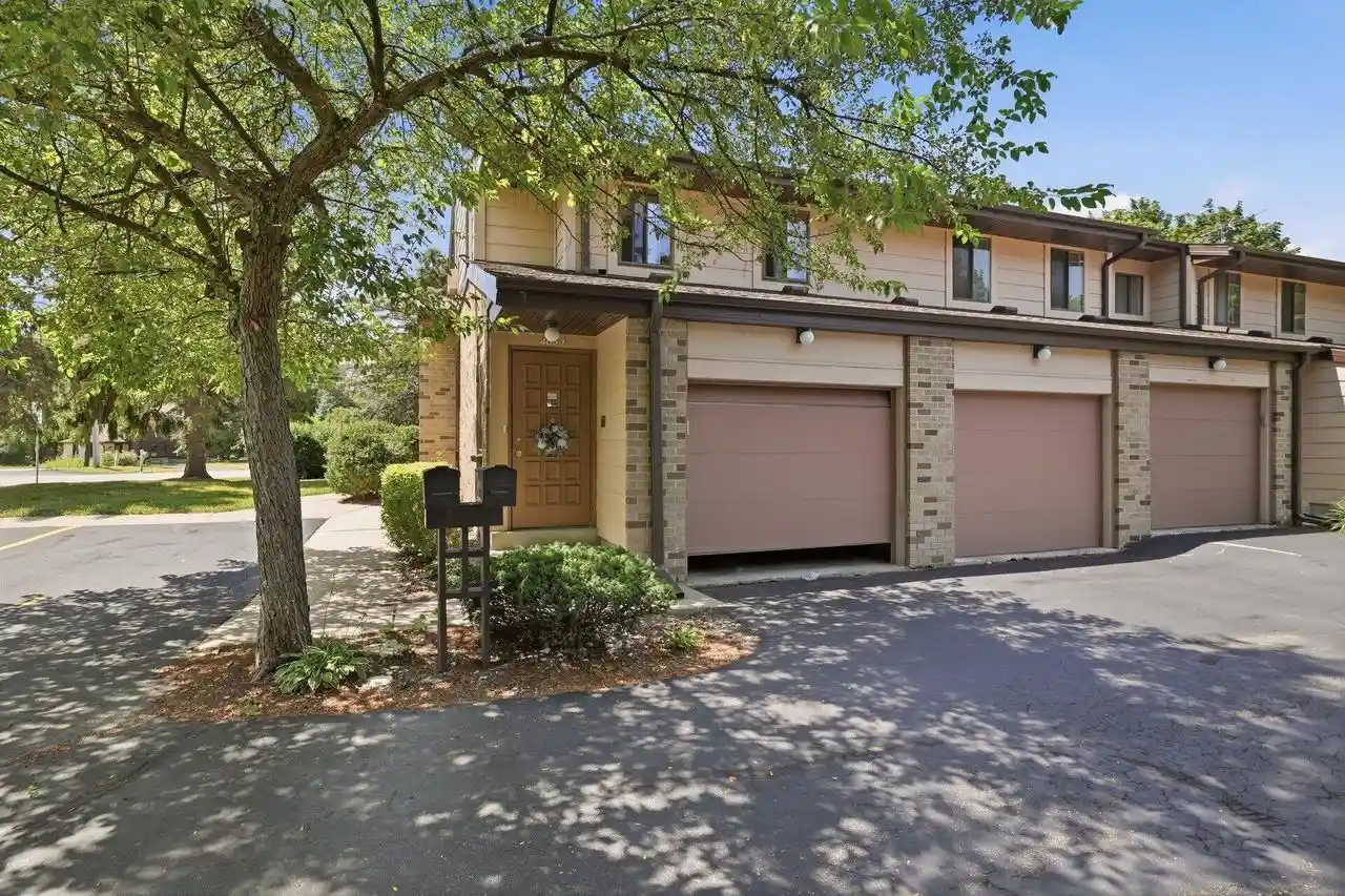405-cheviot-chase-1-waukesha-wi-53186/hzid_bfbb528a