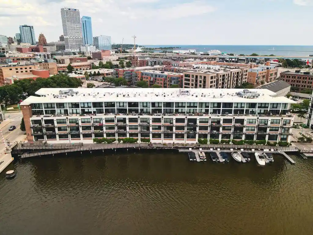 311-e-erie-street-street-425-milwaukee-wi-53202/hzid_672ca8cf