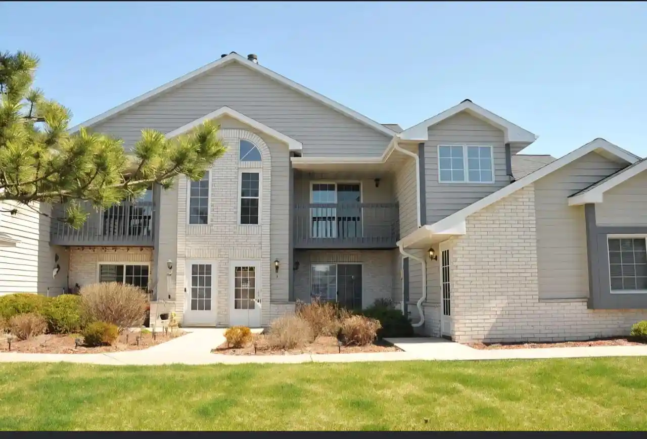 w240n2566-e-parkway-meadow-circle-circle-3-pewaukee-wi-53072/hzid_d6882ab8