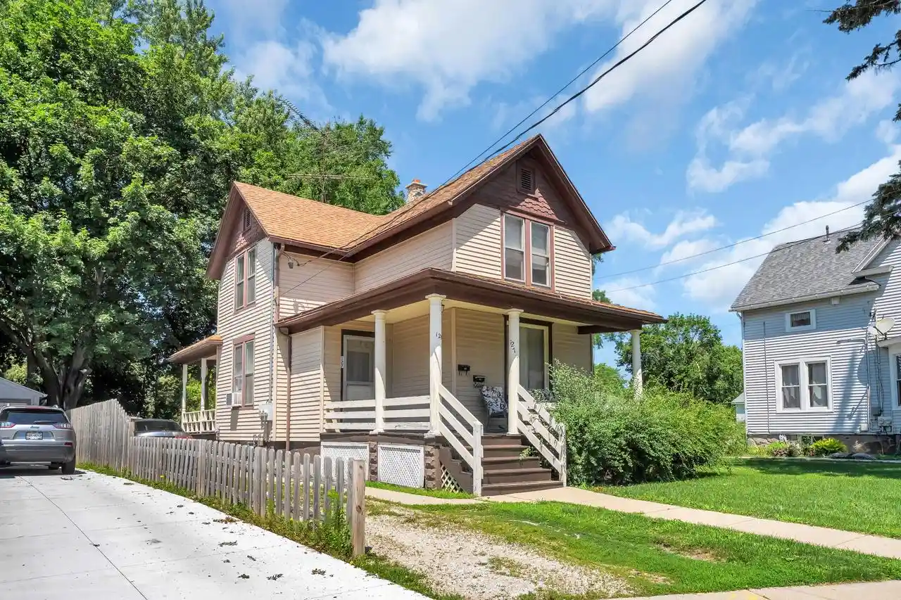 125-edward-street-street-127-burlington-wi-53105/hzid_6e27cd19