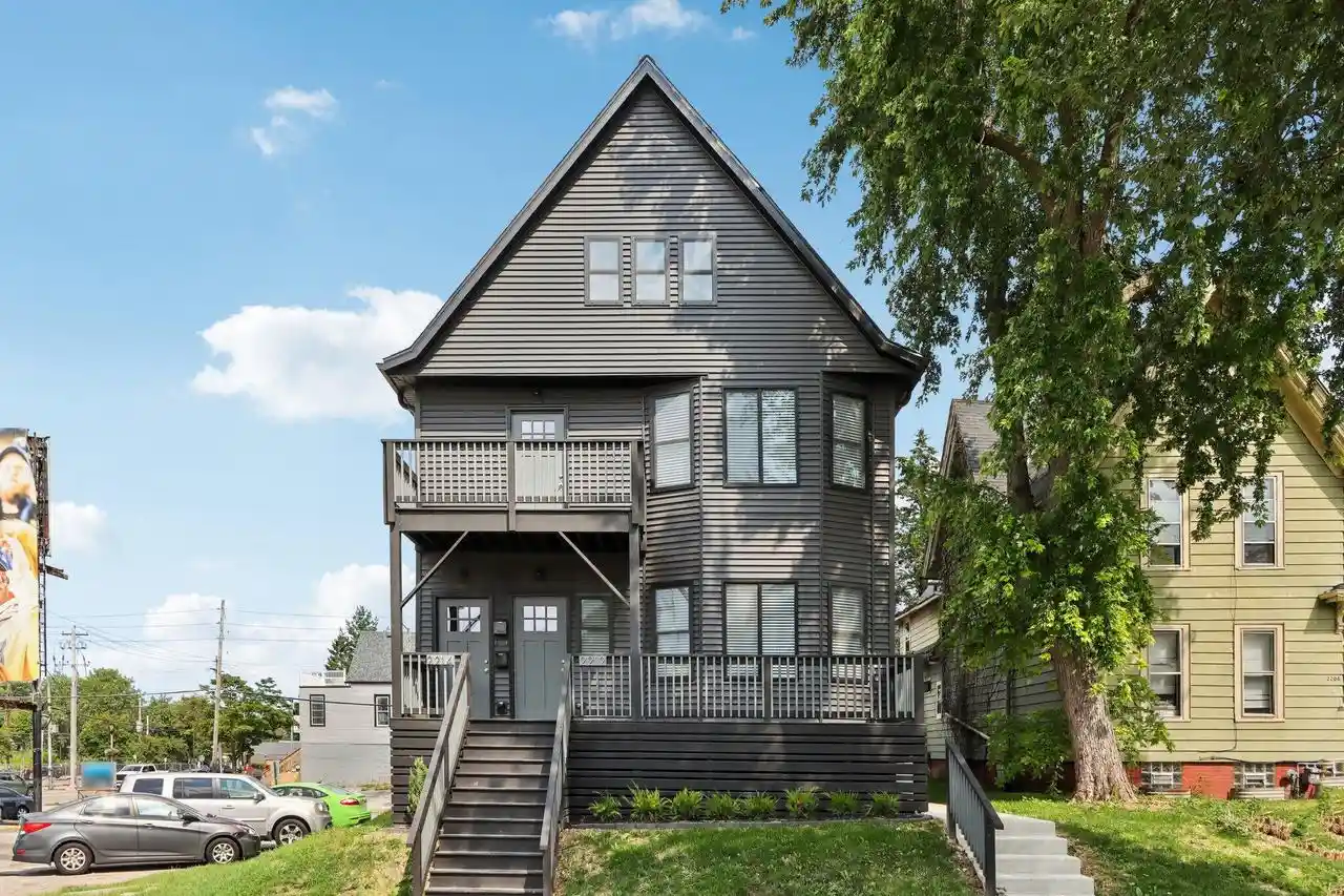 2212-n-cambridge-avenue-avenue-milwaukee-wi-53202/hzid_91257f16