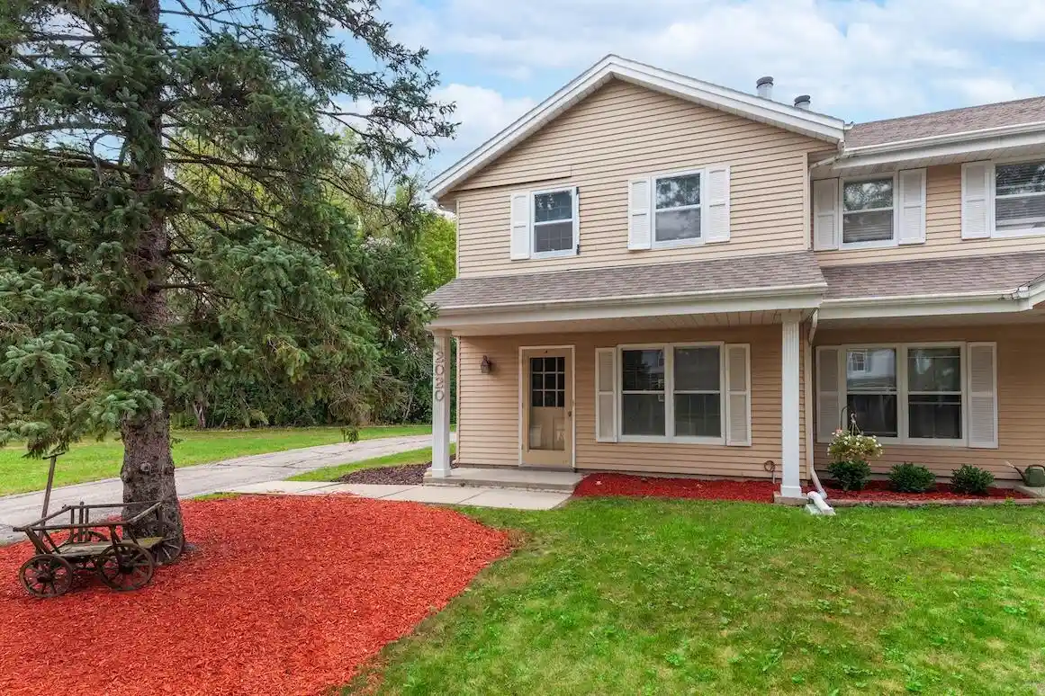 2020-woodburn-road-road-a-waukesha-wi-53188/hzid_a9a61360