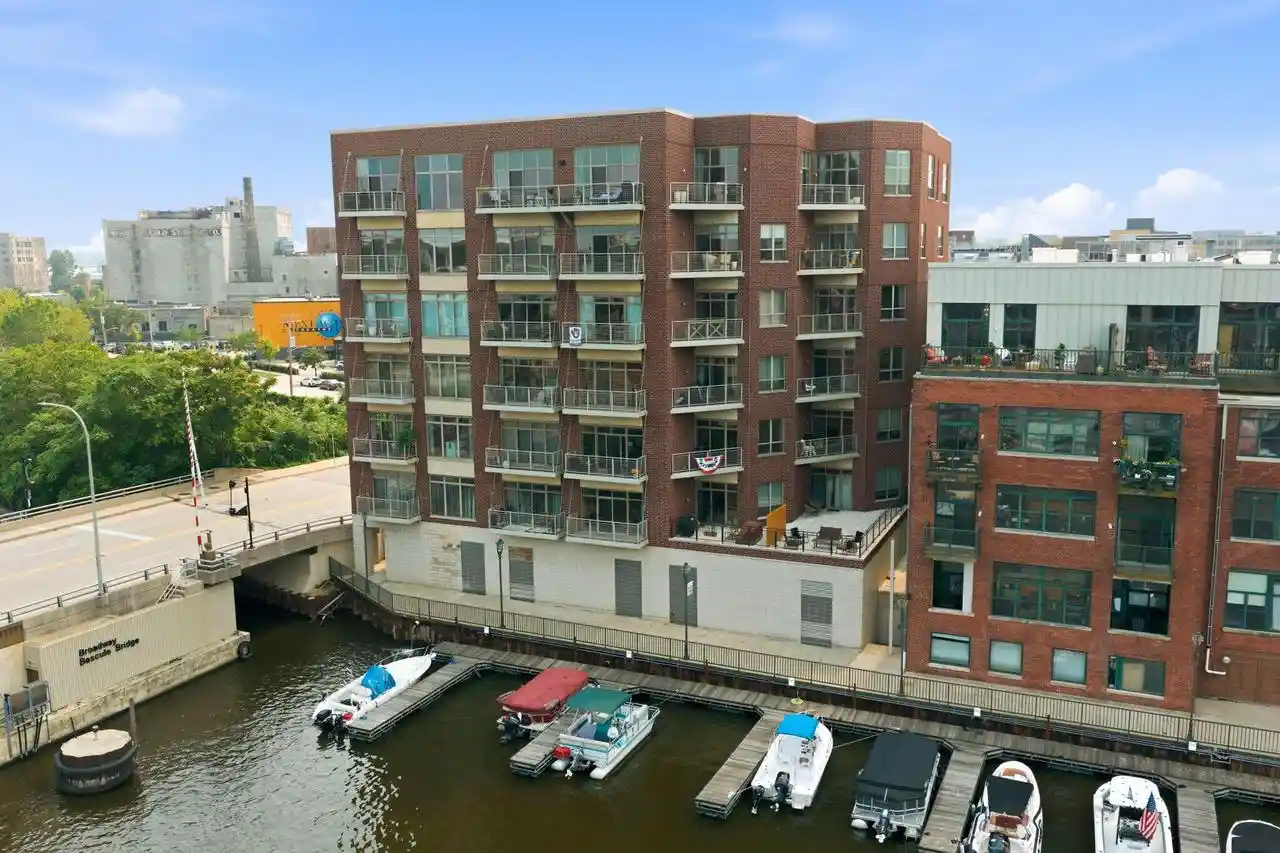 210-s-water-street-street-516-milwaukee-wi-53204/hzid_fe85a218