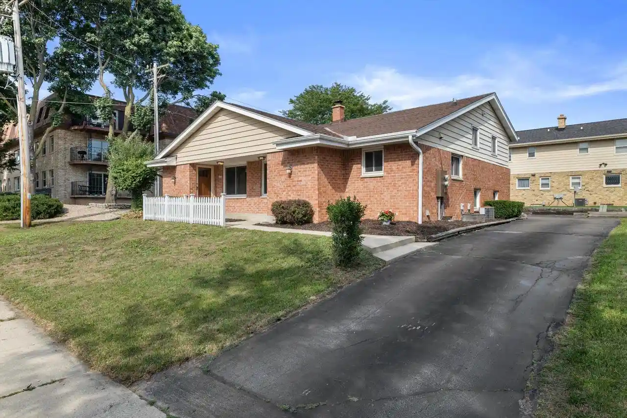 2652-n-124th-street-street-2654-wauwatosa-wi-53226/hzid_6b620f40