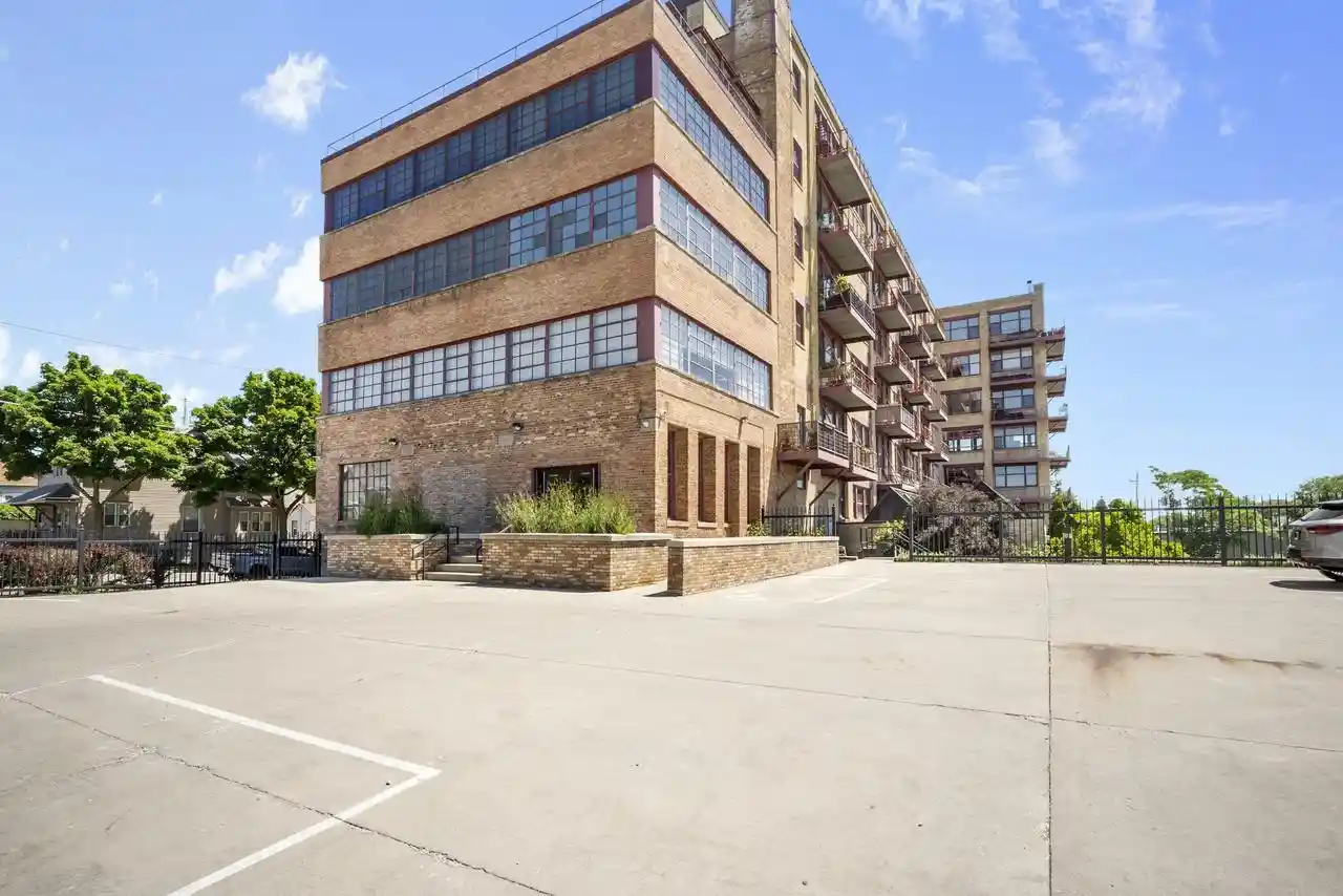 215-w-maple-street-street-311-milwaukee-wi-53204/hzid_8a2b6afe