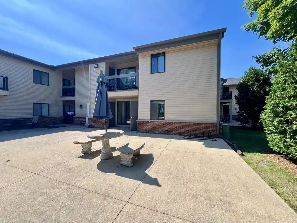 1061-regent-road-road-612-oconomowoc-wi-53066/hzid_bec159ff