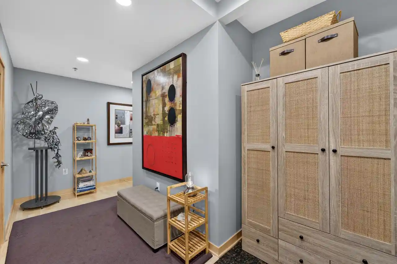 1325-n-van-buren-street-street-202-milwaukee-wi-53202/hzid_3d4bf14e