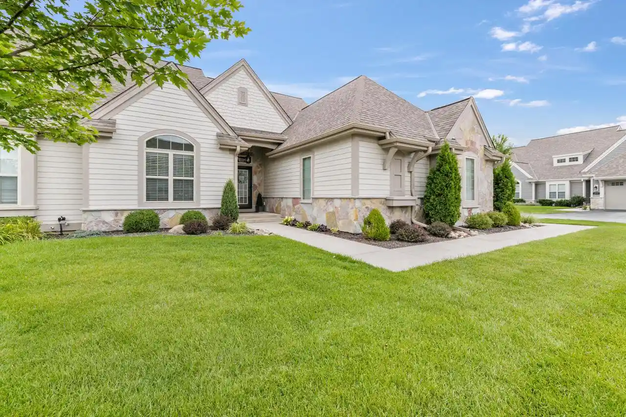 1760-derby-lane-lane-oconomowoc-wi-53066/hzid_b9b1487f