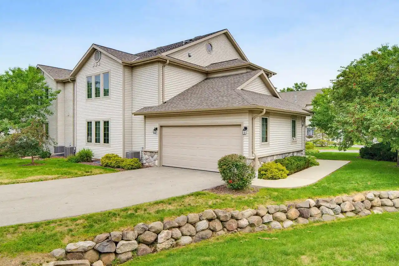 2215-circle-ridge-dr-dr-b-delafield-wi-53018/hzid_0331c276