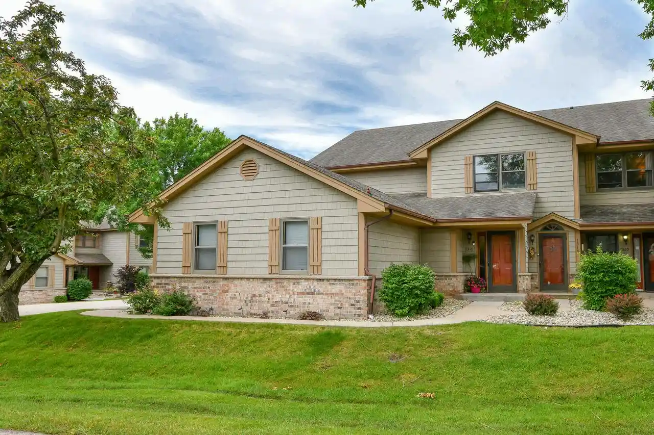 1316-32nd-court-court-8c-kenosha-wi-53144/hzid_b6b6dfe9