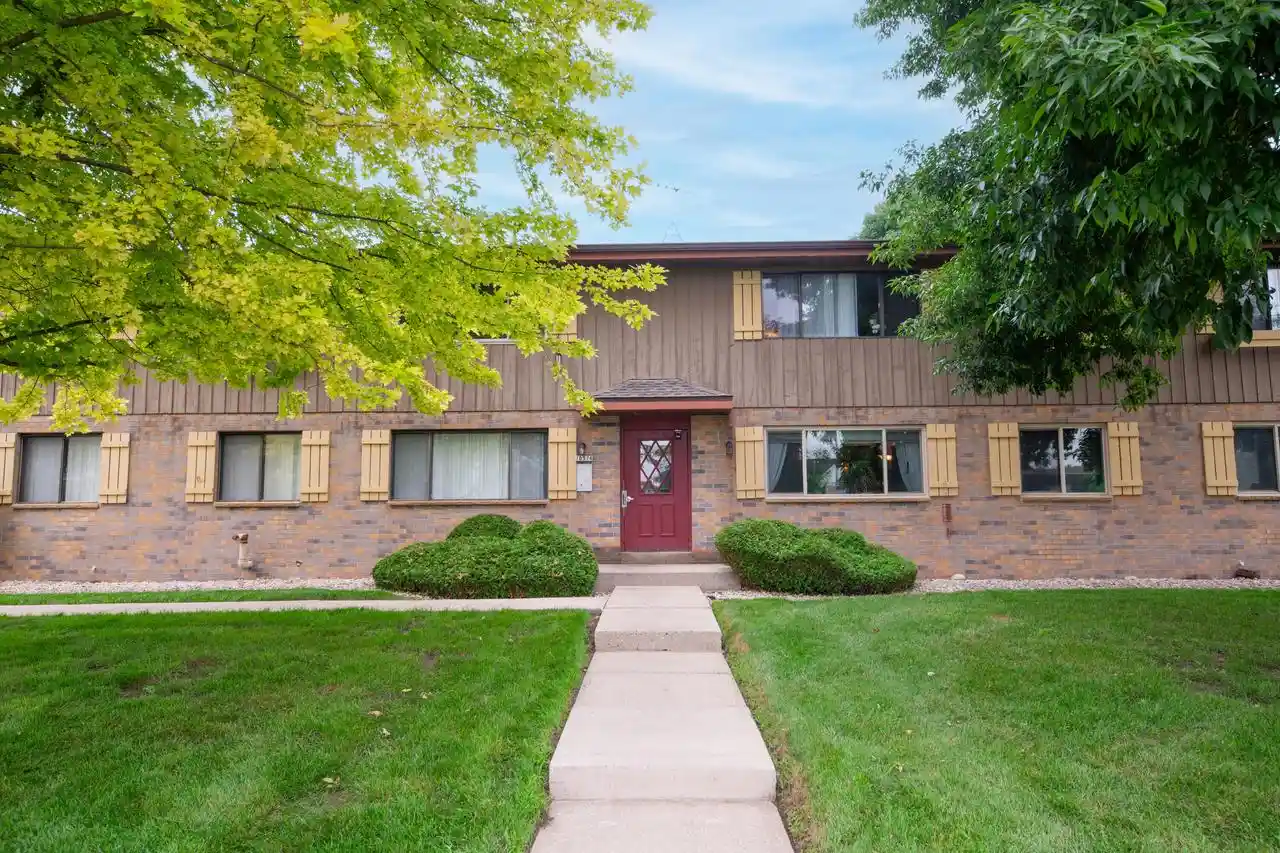 10376-w-whitnall-edge-court-court-204-franklin-wi-53132/hzid_525f0e12