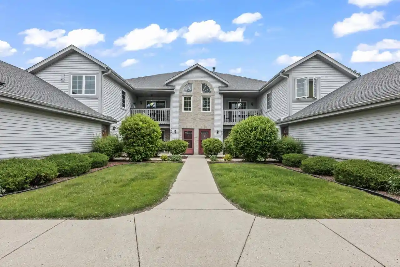 1097-quinlan-dr-dr-dr-d-pewaukee-wi-53072/hzid_8aa23c46