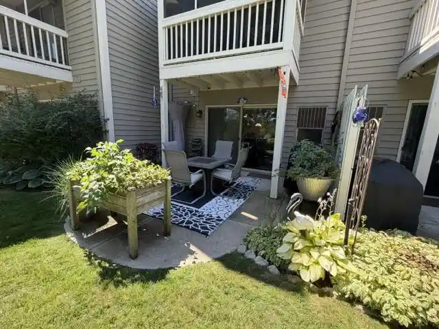 240-marina-court-court-28-waterford-wi-53185/hzid_a8b86c9d
