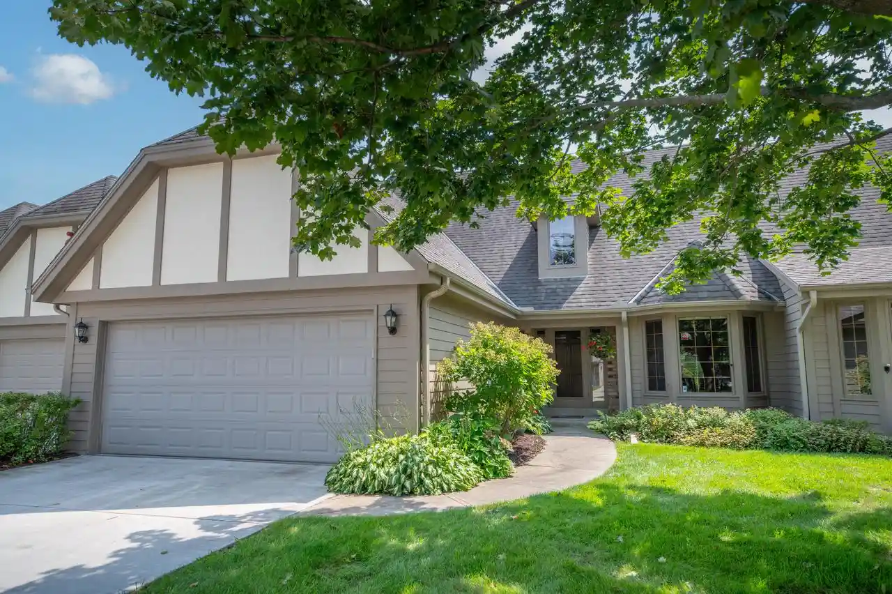 665-machenry-circle-circle-c-brookfield-wi-53045/hzid_9e989423
