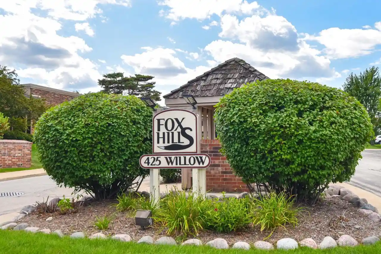 425-w-willow-court-court-128-fox-point-wi-53217/hzid_a206d604