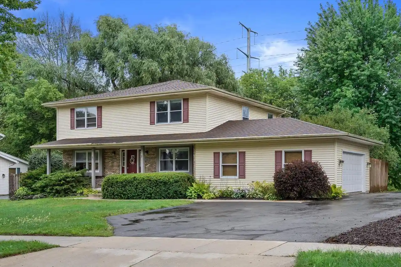 635-w-briarknoll-ct-637-court-court-saukville-wi-53080/hzid_52a2a4ad