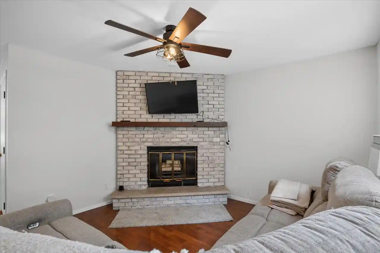 970-manor-dr-dr-74-neenah-wi-54956/hzid_2b402af8