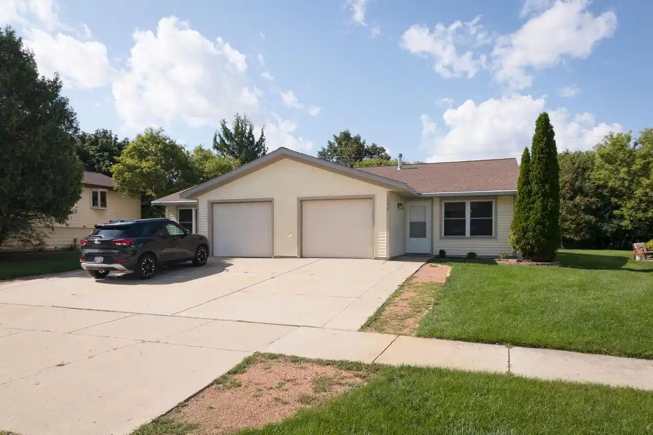 1334-honeysuckle-road-road-1336-hartford-wi-53027/hzid_8ea50513
