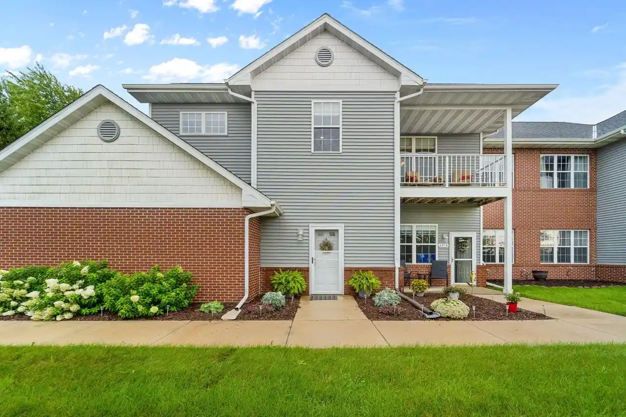 691-w-dekora-street-street-unit-e-saukville-wi-53080/hzid_1f384785