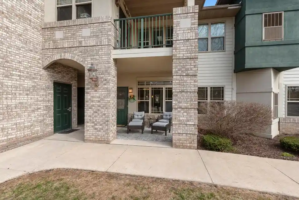 460-n-silverbrook-dr-103-west-bend-wi-53090/hzid_641586eb