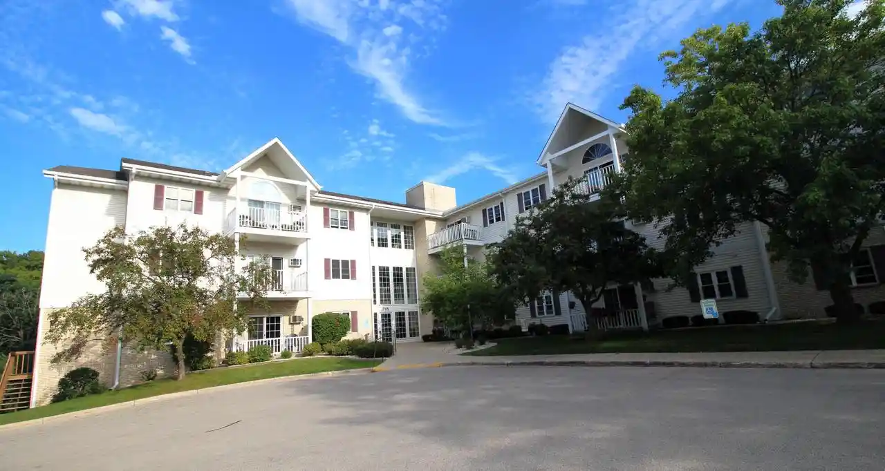 715-canterberry-court-court-215-west-bend-wi-53090/hzid_e3062186