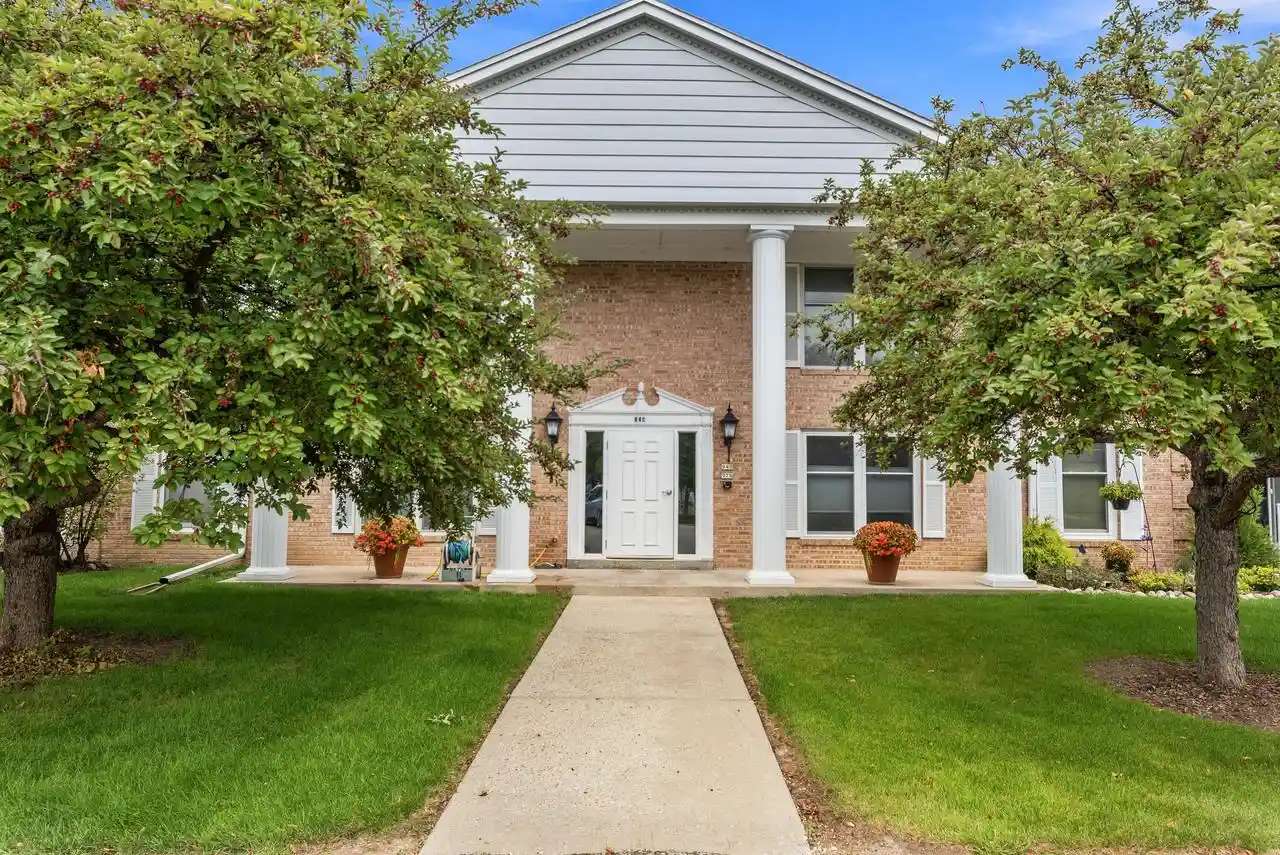 940-w-heritage-ct-104-mequon-wi-53092/hzid_1e276c99