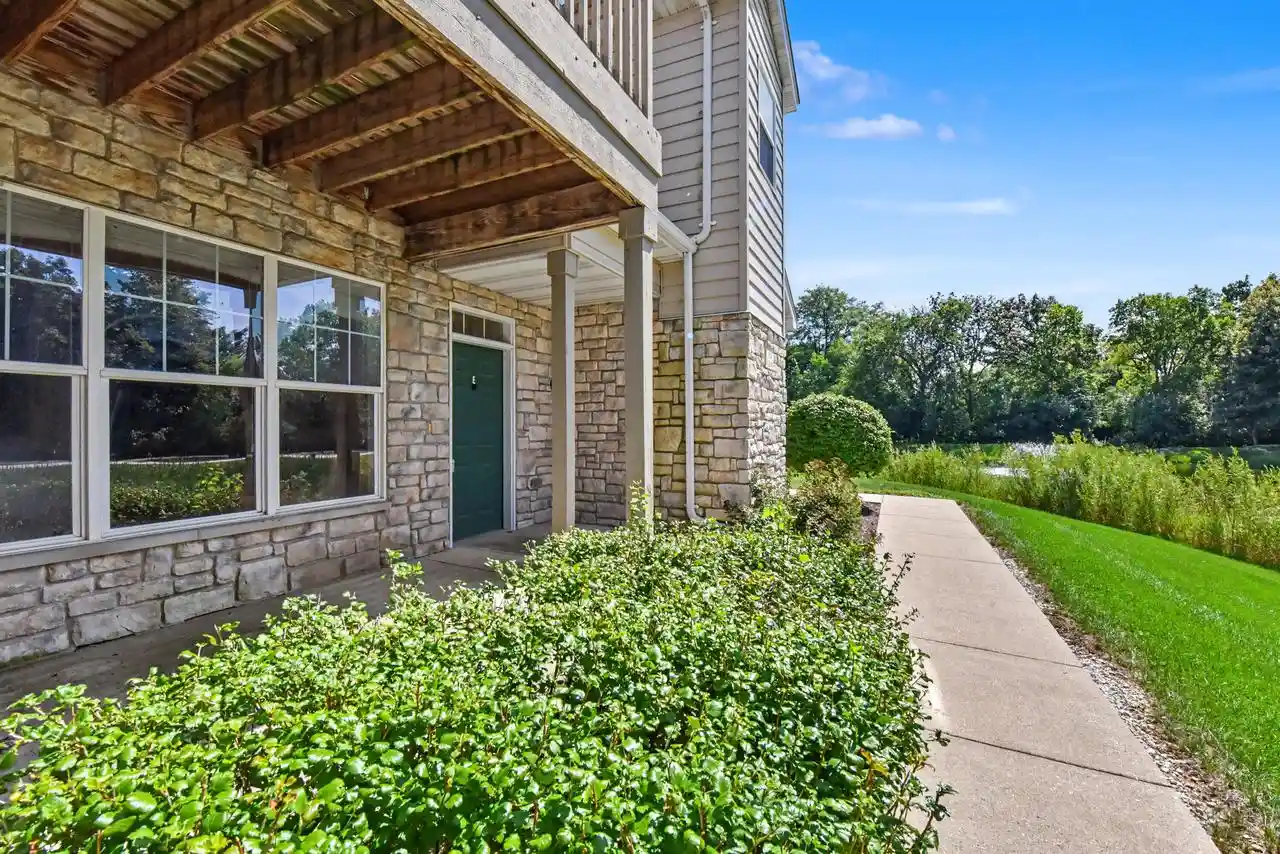 n16w26559-meadowgrass-circle-circle-e-pewaukee-wi-53072/hzid_01c3c5d1