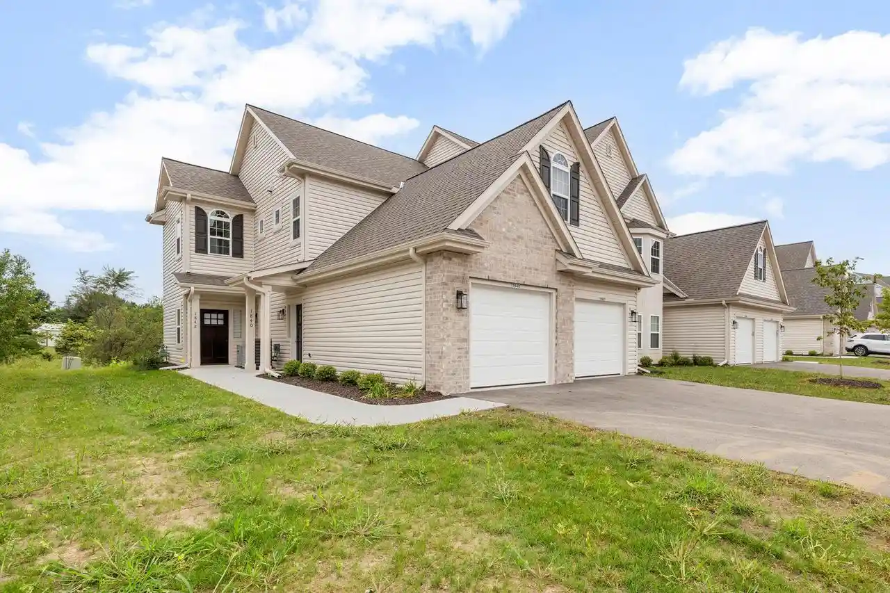 1813-horseshoe-lane-lane-416-1-slinger-wi-53086/hzid_24e21de0