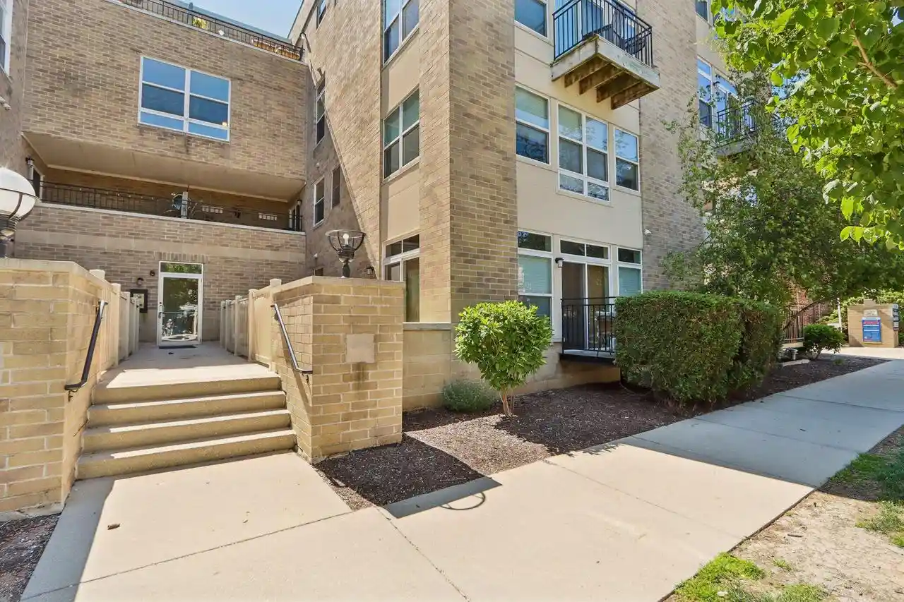 1550-n-warren-avenue-avenue-113-milwaukee-wi-53202/hzid_726ad4a2