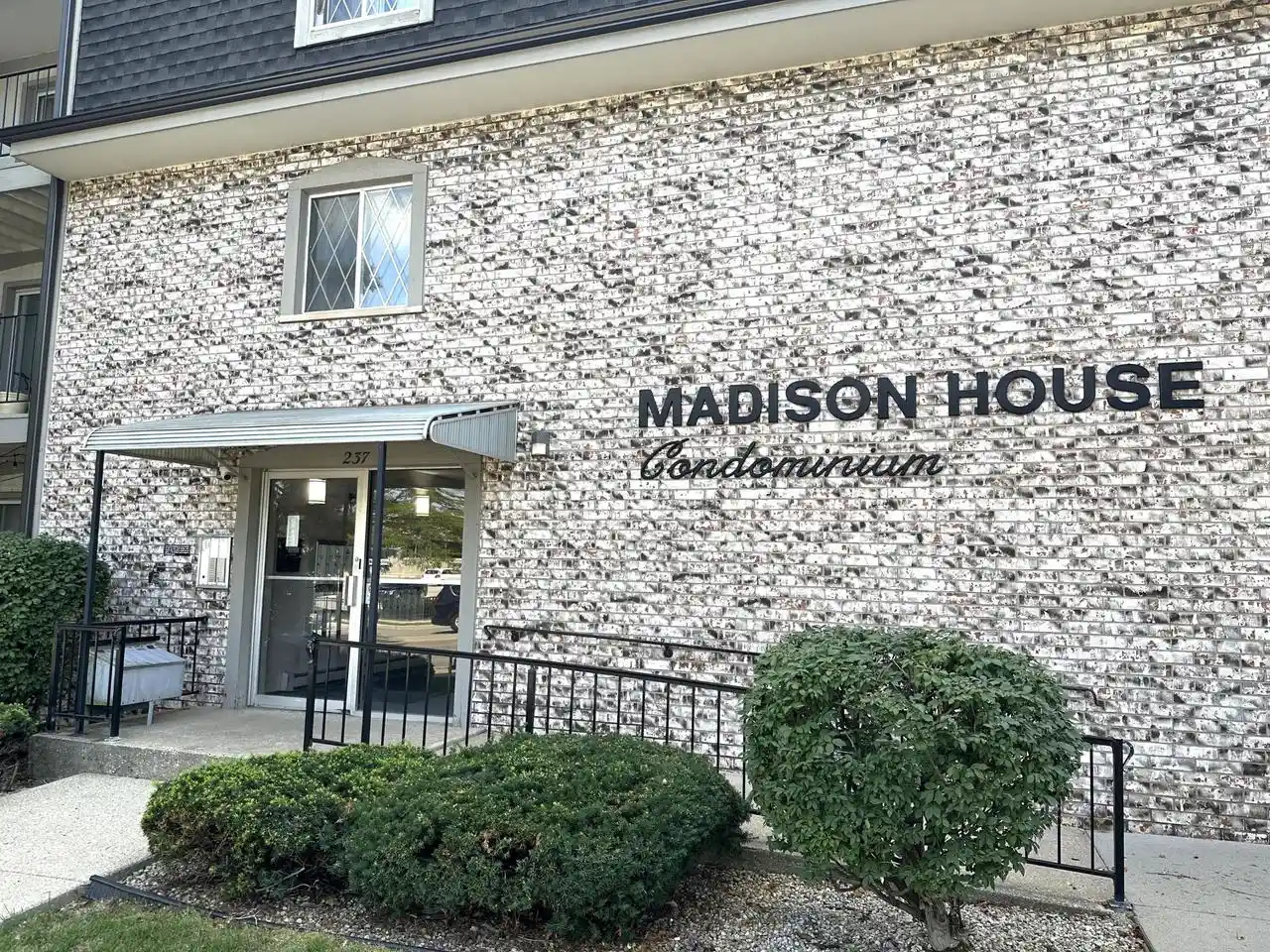 237-madison-street-street-55-waukesha-wi-53188/hzid_e02ad72e