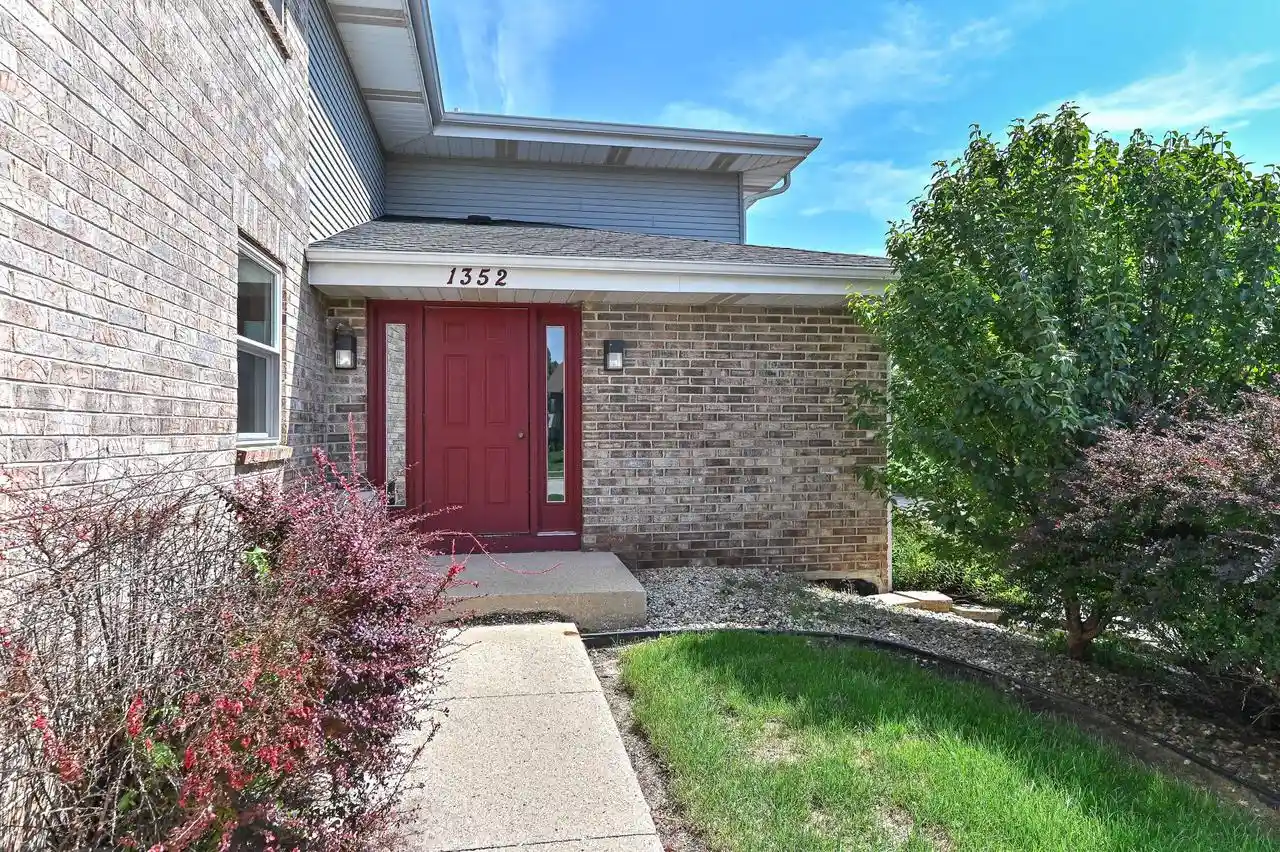 1352-meadowcreek-dr-dr-f-madison-wi-53702/hzid_a5fa2f33