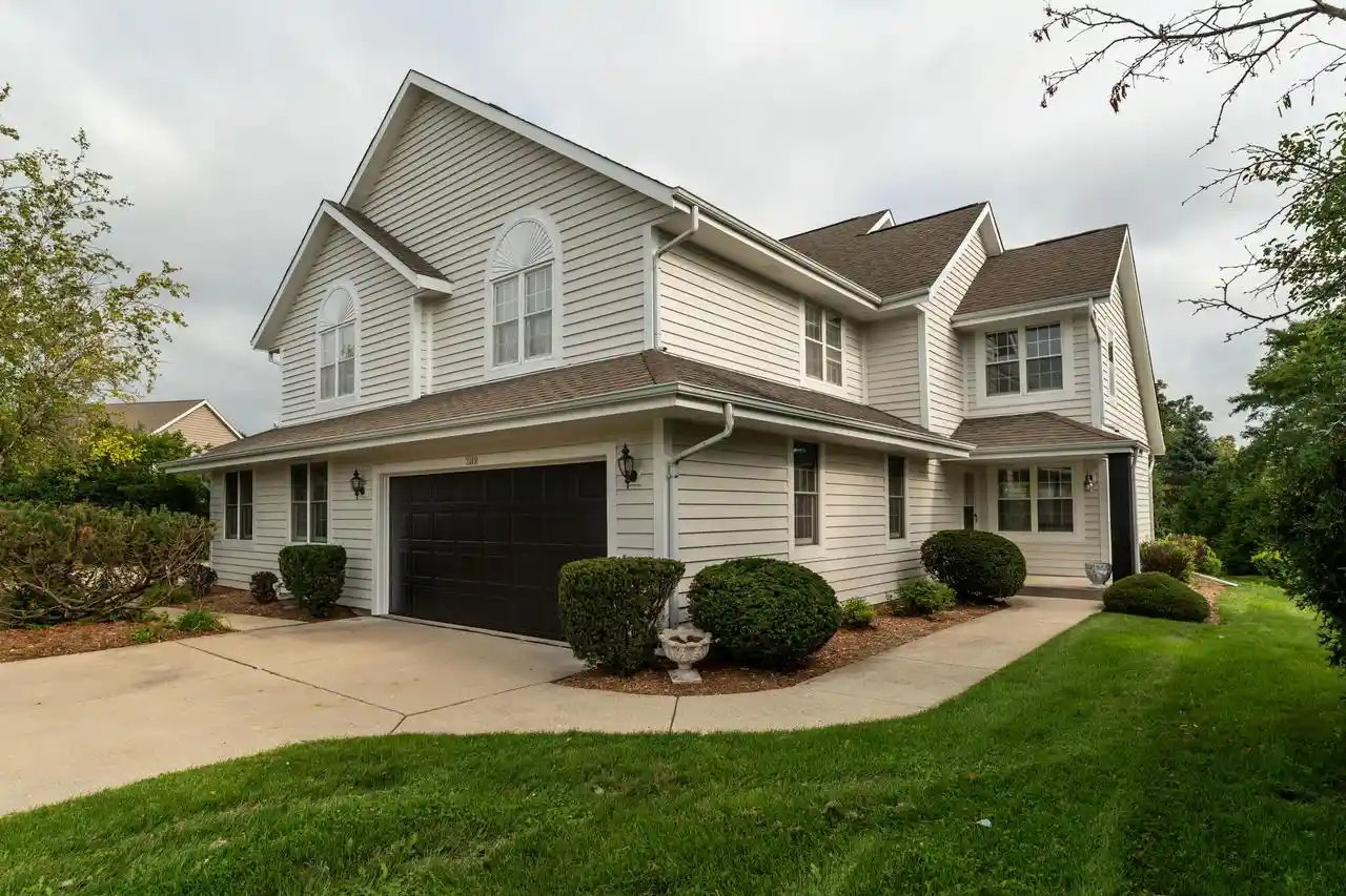 3207-s-ridge-crest-court-court-3205-new-berlin-wi-53151/hzid_2ed8d1bb