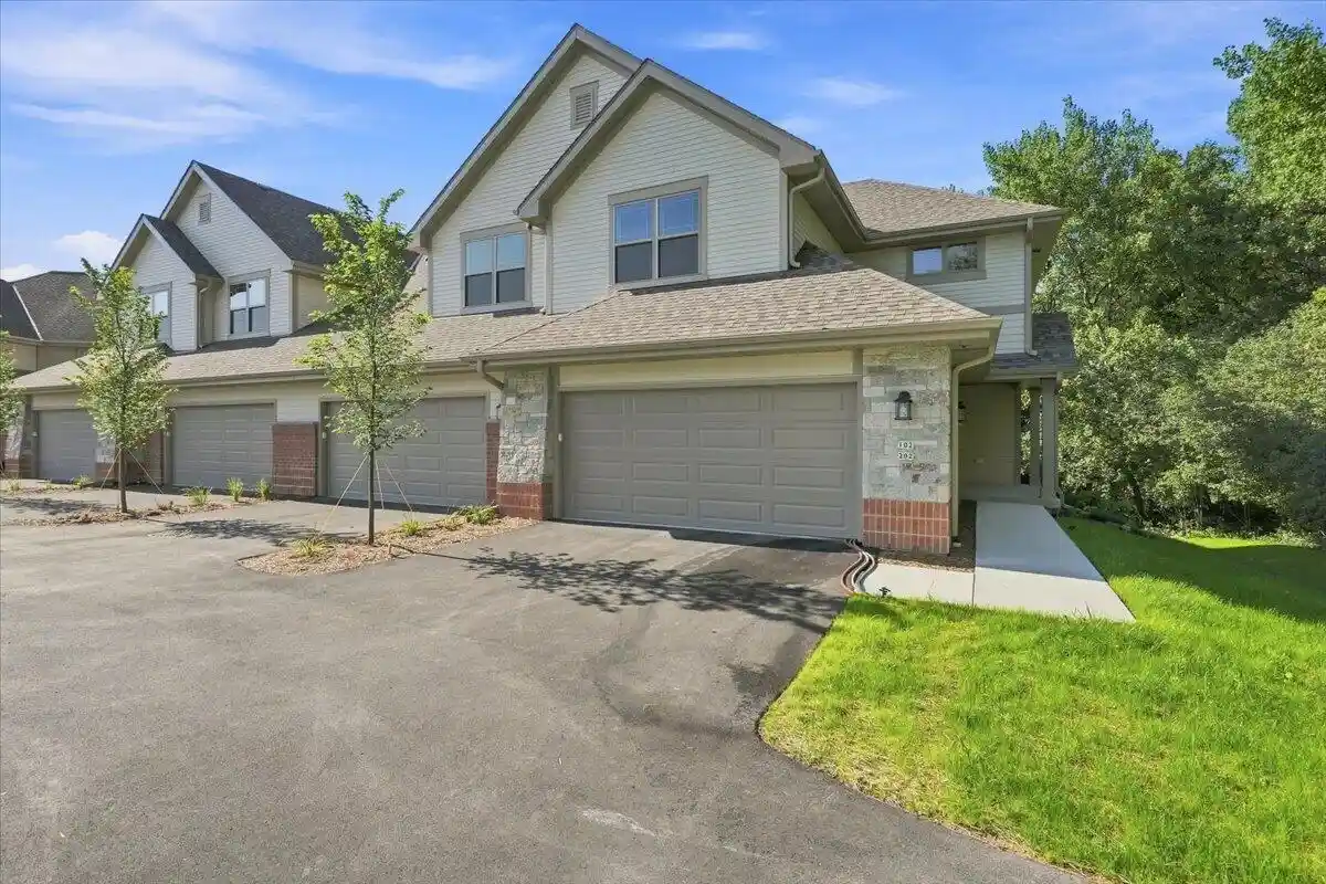 255-aerie-circle-circle-101-brookfield-wi-53045/hzid_f9b9d621