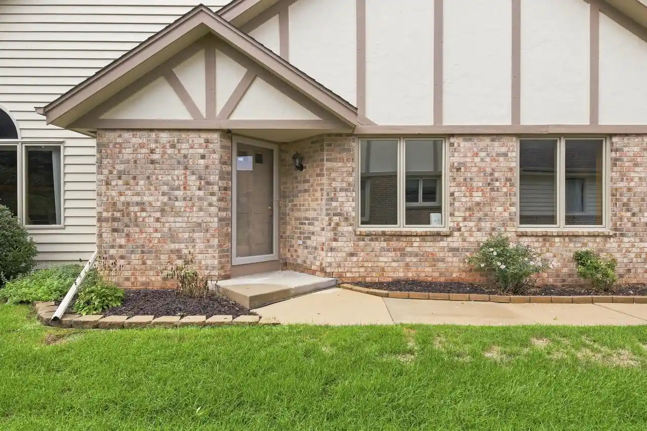 n34w23895-grace-ave-a-pewaukee-wi-53072/hzid_08653c47