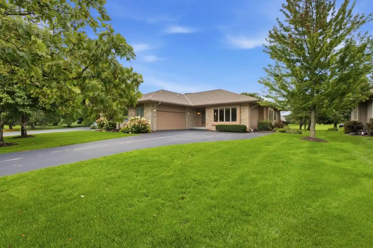 1209-e-sweetbriar-ln-hartland-wi-53029/hzid_c7b28b2c