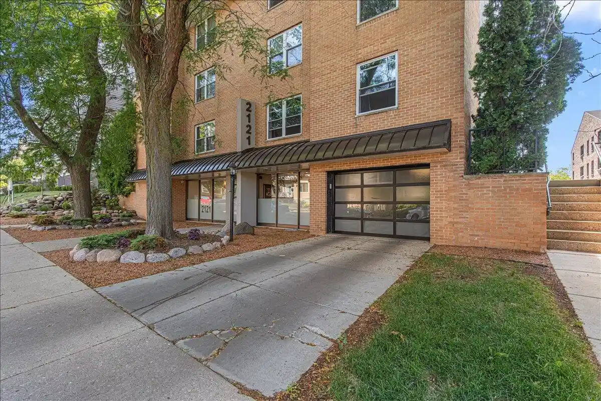 2121-n-cambridge-ave-302-milwaukee-wi-53202/hzid_56d3fb6f