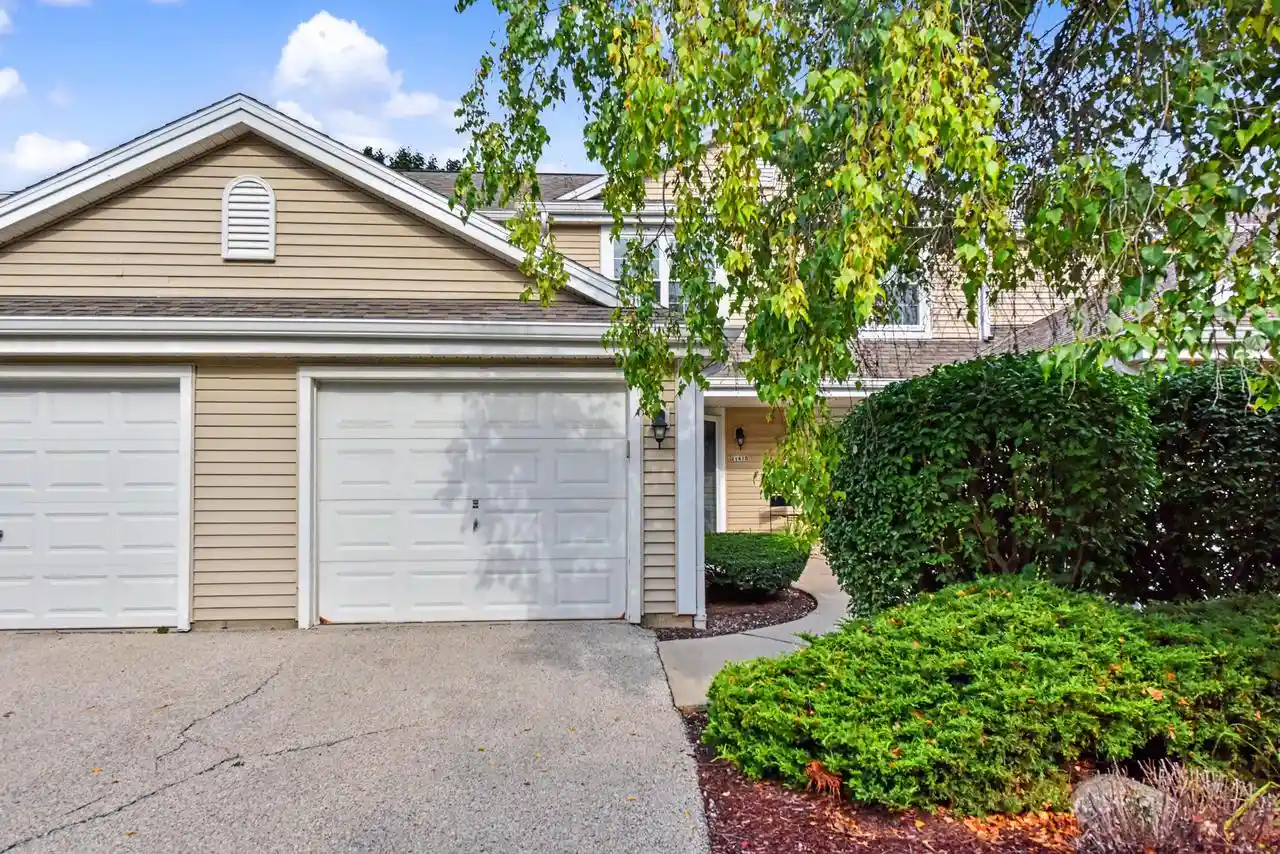 2141-e-broadway-b-waukesha-wi-53186/hzid_b33ed2b8