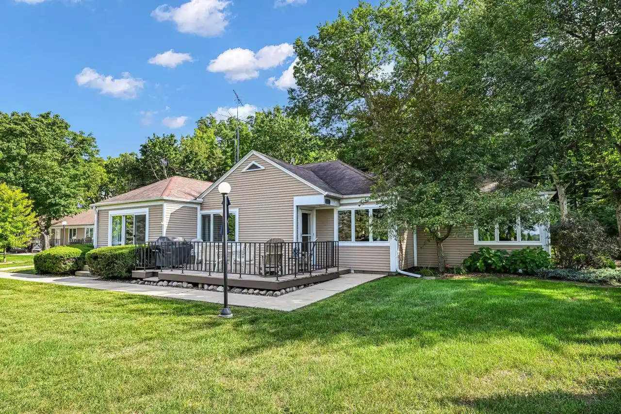 2701-s-browns-lake-dr-j-1-burlington-wi-53105/hzid_3af7a0dd