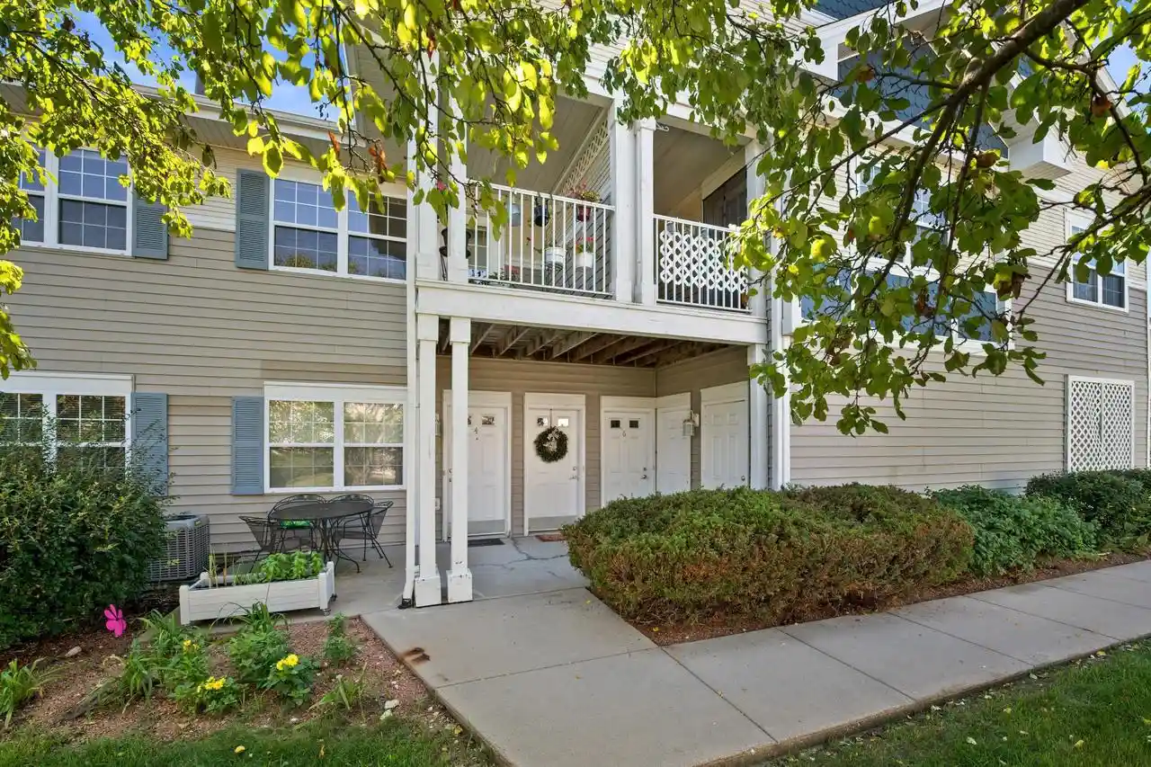7984-n-107th-street-5-milwaukee-wi-53224/hzid_3d9ec8a8