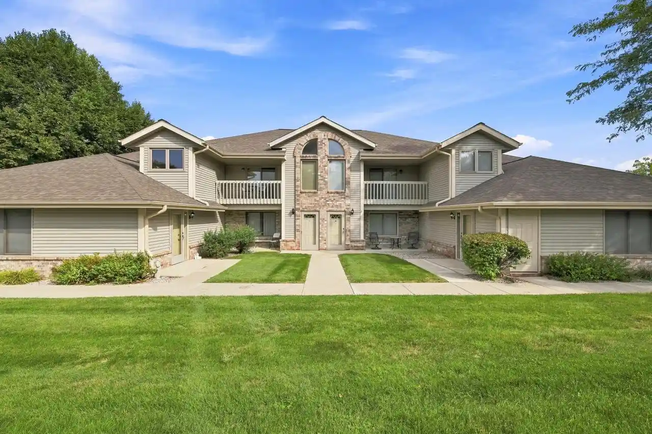 2116-woodburn-rd-b-waukesha-wi-53188/hzid_cdfdc847
