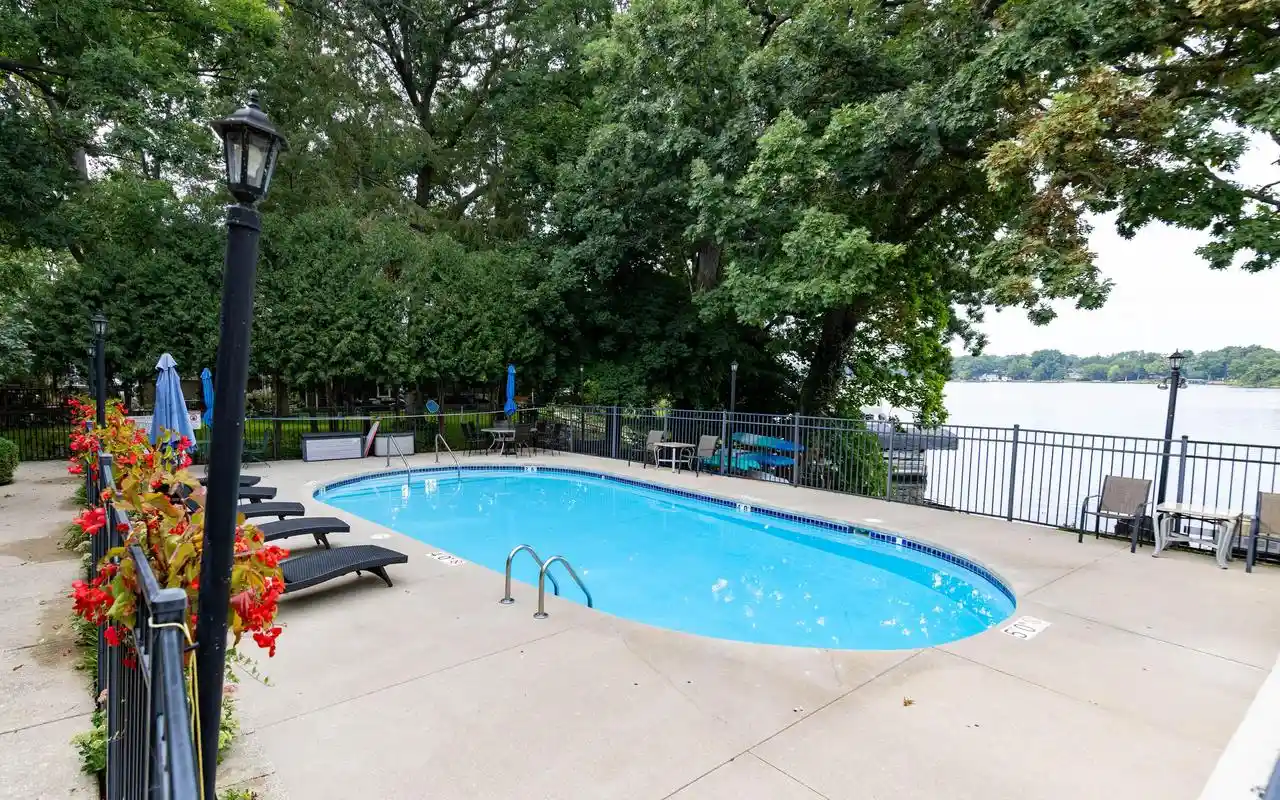 320-e-pleasant-st-oconomowoc-wi-53066/hzid_4429e8b9
