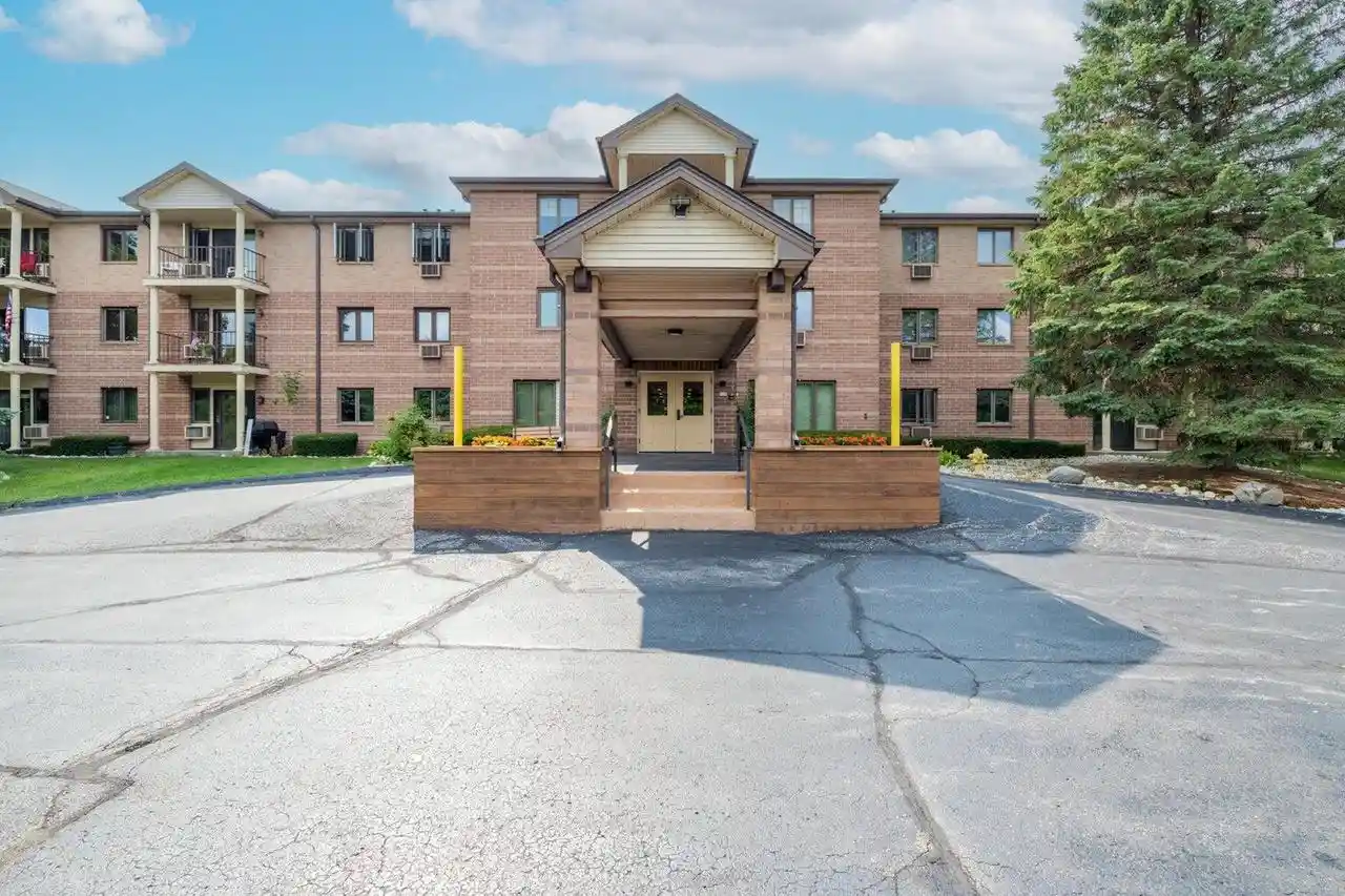 530-n-silverbrook-dr-201-west-bend-wi-53090/hzid_5e489f13