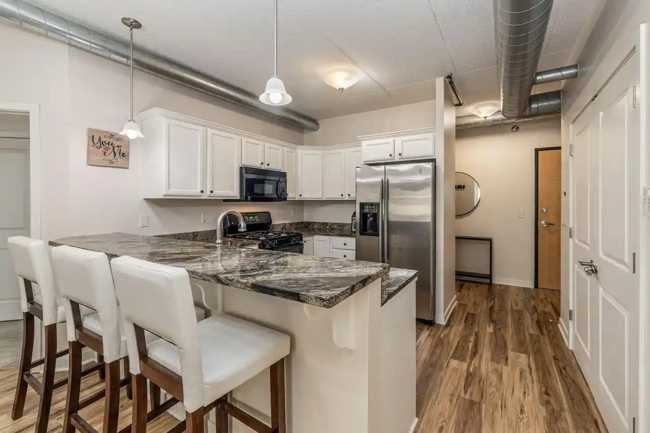 102-n-water-st-208-milwaukee-wi-53202/hzid_5d8c432d