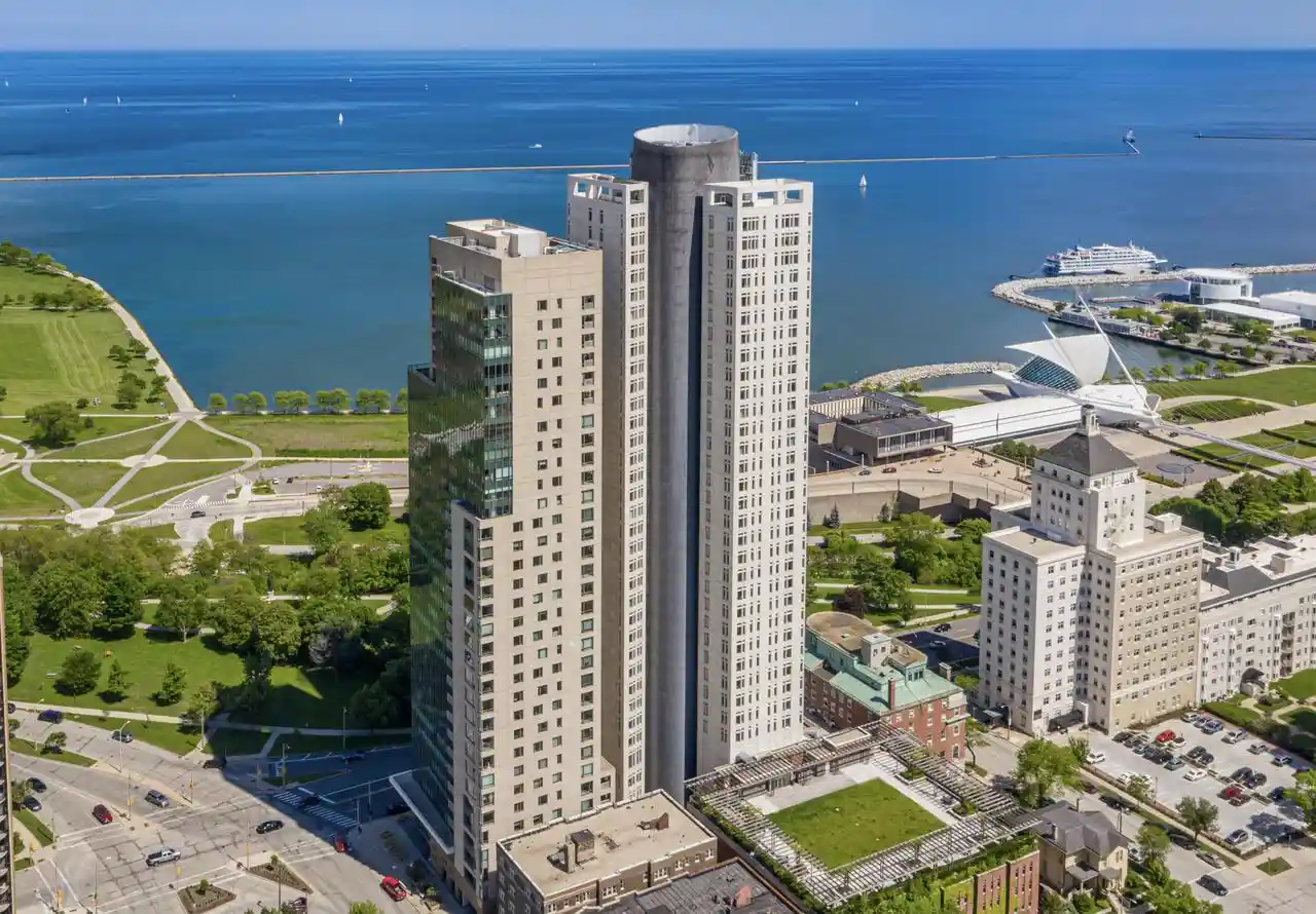 923-e-kilbourn-ave-1403-milwaukee-wi-53202/hzid_ec12a88d