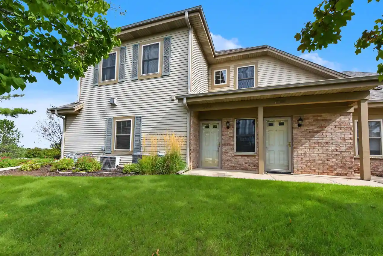 n55w17156-ravenwood-dr-19156-menomonee-falls-wi-53051/hzid_426d0281