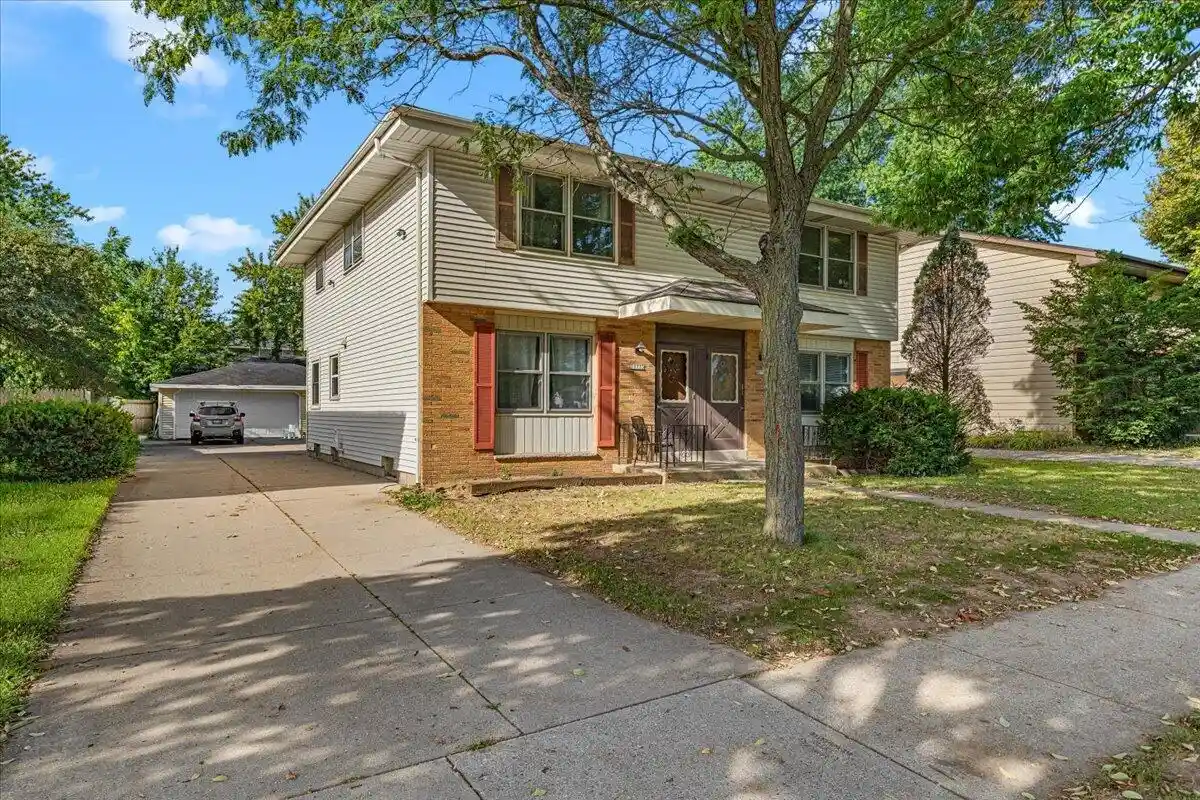 10773-w-appleton-ave-10775-milwaukee-wi-53225/hzid_1c4d79cb