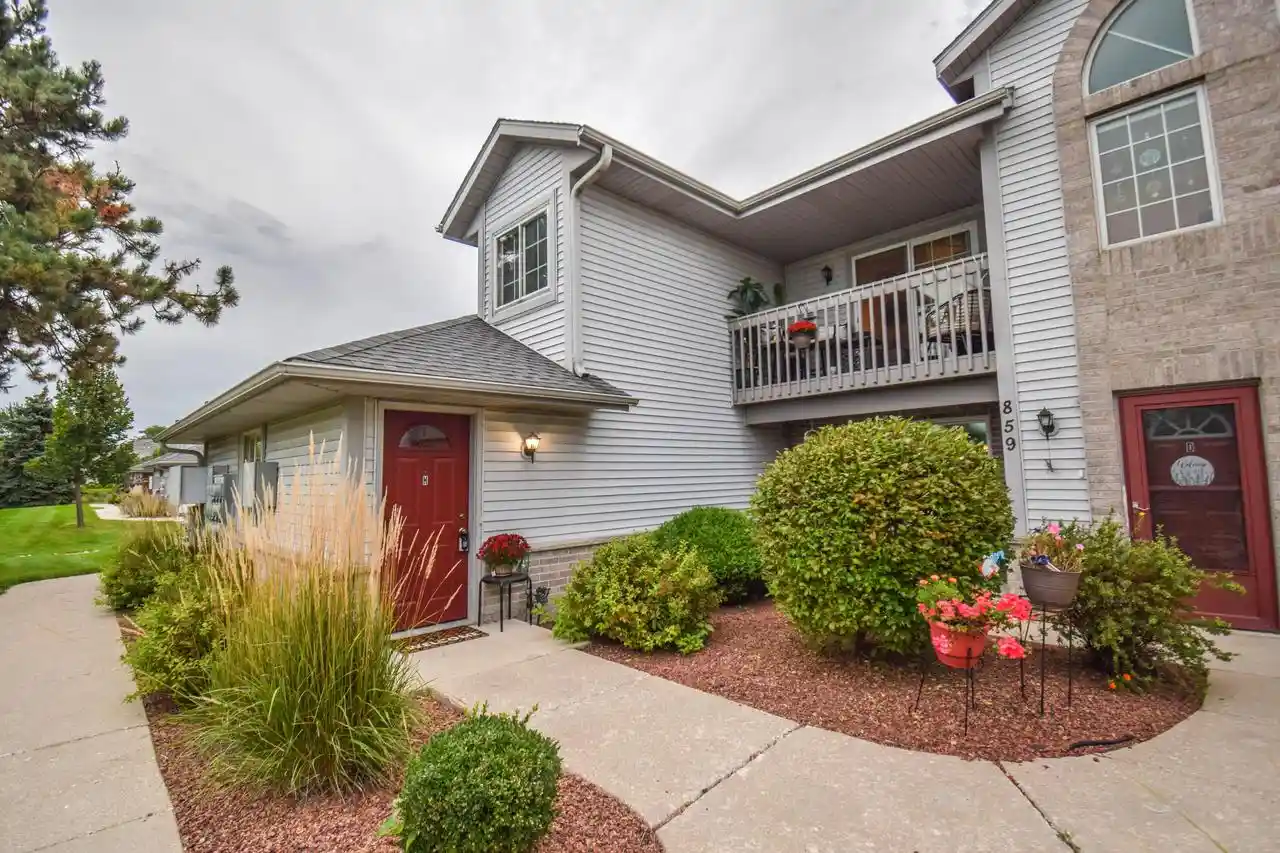 859-quinlan-dr-h-pewaukee-wi-53072/hzid_944da9f8