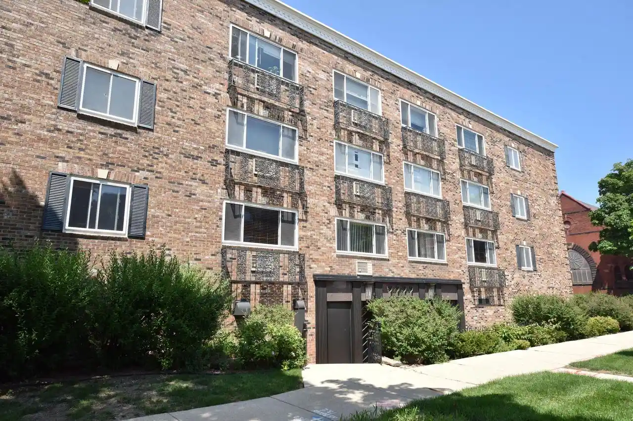 2222-e-belleview-pl-110-milwaukee-wi-53211/hzid_e97ff873
