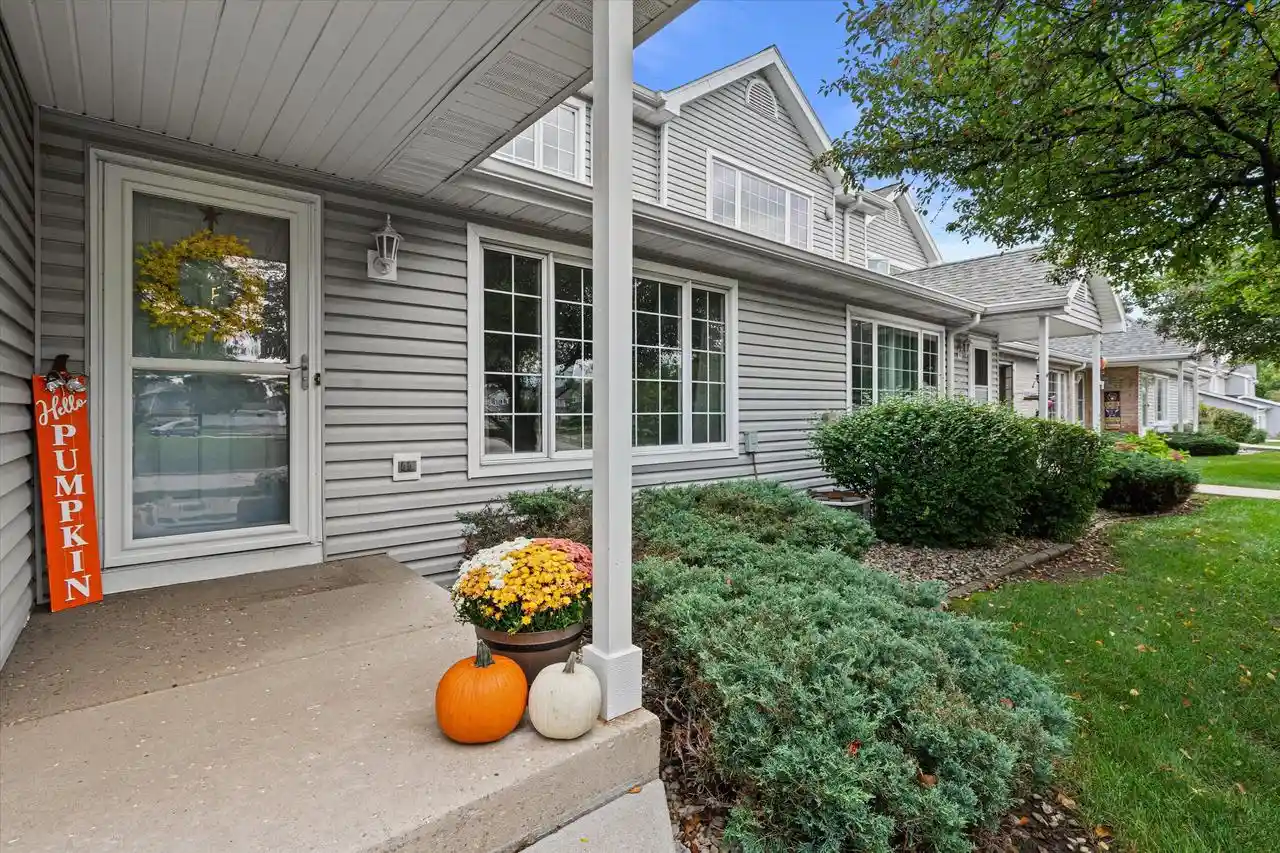 10210-w-whitnall-edge-cir-f-franklin-wi-53132/hzid_e1e8faa5