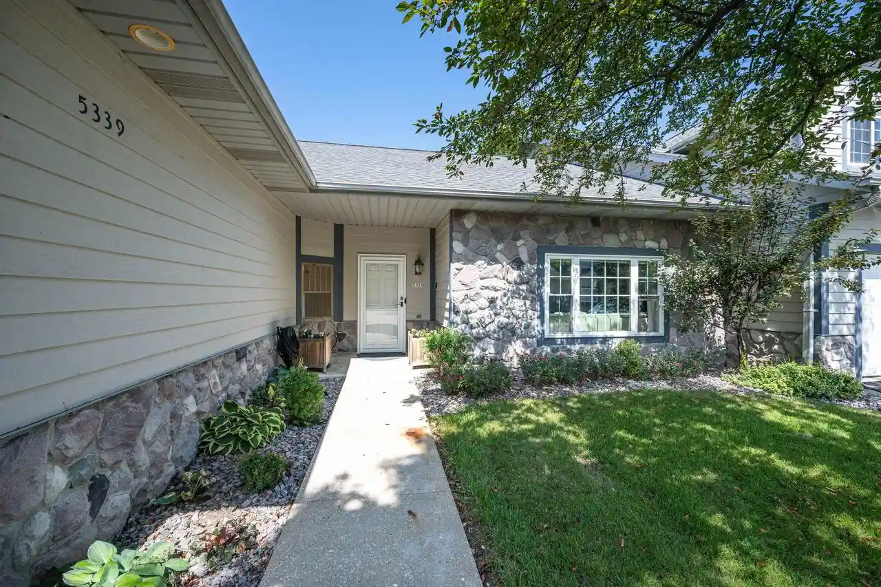 5339-s-hidden-dr-5339-milwaukee-wi-53221/hzid_b639cc5f